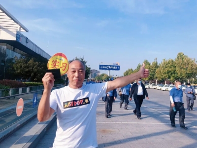 67歲老人圓夢東方時尚駕校老年班,順利報名摩托車駕照考取摩托車D本
