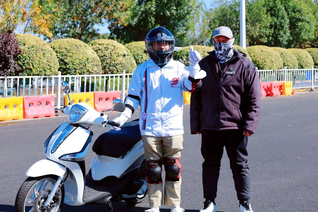 67歲老人圓夢東方時尚駕校順利考取摩托車D本