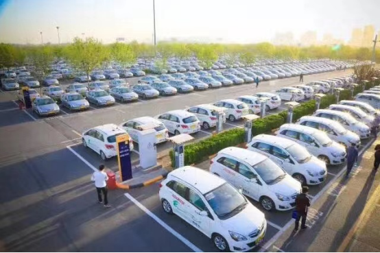 「東方時(shí)尚駕?！?/></p><p>此外，如果用戶沒有選擇駕校的話，也是可以自己到車管所進(jìn)行報(bào)名的。在進(jìn)行報(bào)名的時(shí)侯，也是需要準(zhǔn)備一些材料的，比如說報(bào)考人本人的身份證以及戶口本的原件和復(fù)印件等。</p></aside>
                
			<dir>
			  <dl class=