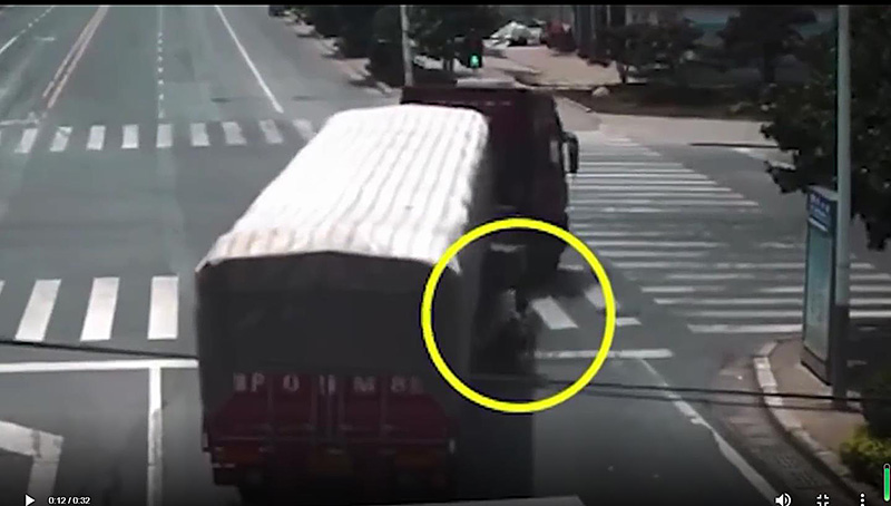 北京東方時尚駕校帶你看看馬路死亡月牙是什么？