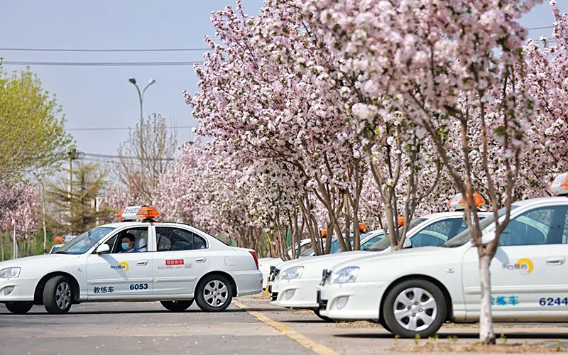 北京東方時尚駕校報名點電話號碼是多少？
