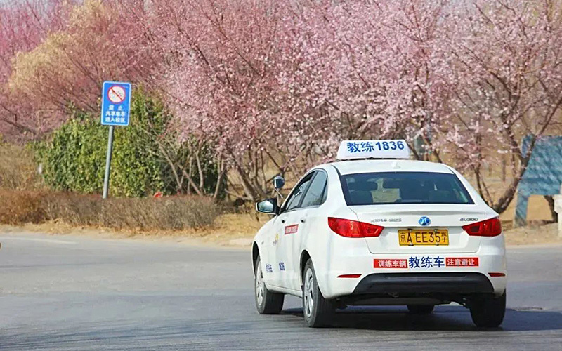 北京東方時尚駕校教你超車要注意哪些事項